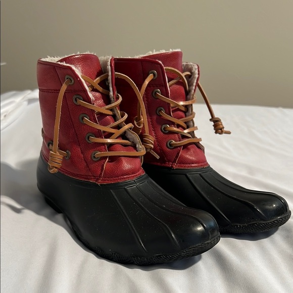 SEVEN WOMENS RED BLACK LACE UP DUCK RUBBER FLEECE BOOTS SIZE 8‎ - Picture 1 of 7